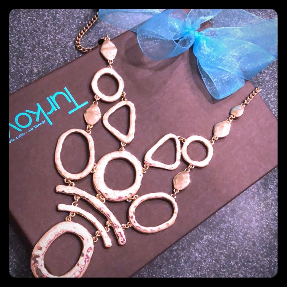 Gorgeous gold necklace.